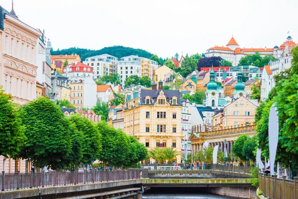 Colorful hotels and traditional buildings on sunny town of Karlovy Vary. The most visited spa town in the Czech Republic. — Stock Photo, Image