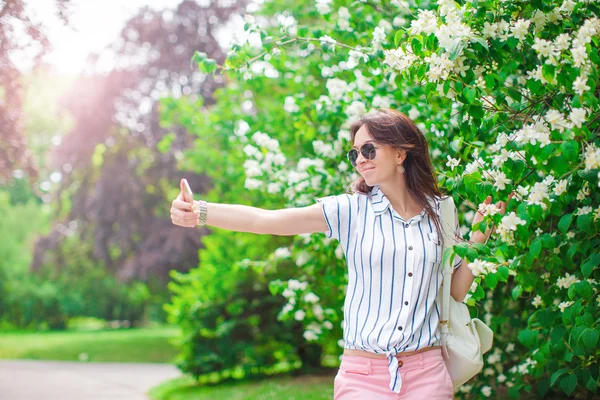 Turistická dívka si při letních prázdninách dělá fotky s smartphone. Mladý atraktivní turista, který si užívá s mobilním telefonem ve venkovním prostoru — Stock fotografie