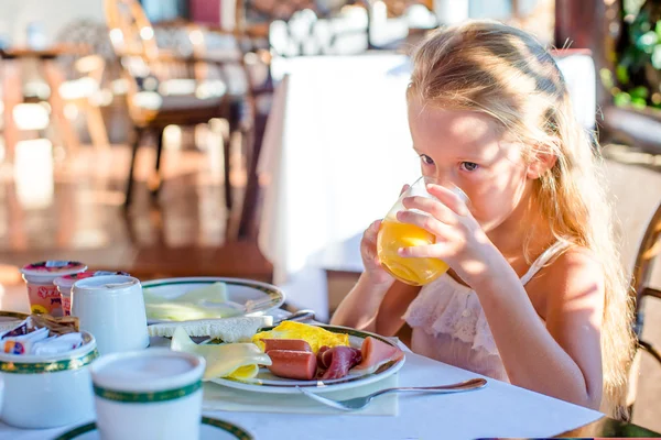 Adorable petite fille prenant le petit déjeuner au restaurant — Photo