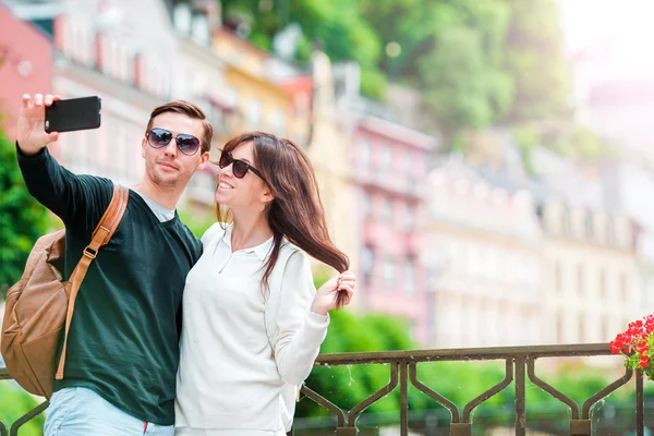 Jong toeristisch koppel op vakantie in Europa glimlachend gelukkig. Kaukasische familie met plattegrond op zoek naar attracties — Stockfoto