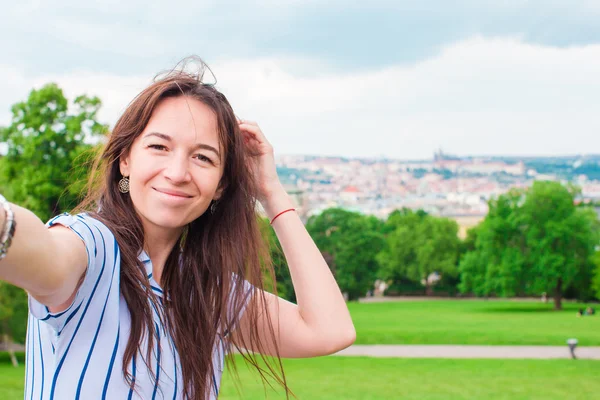 Mladá běloška žena dělat selfie pozadí evropské staré město mobilním telefonem z pozorovacího místa — Stock fotografie