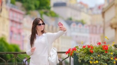 Avrupa şehirde kendi kendine portre çekici genç bir kadın. Beyaz turistik zevk onun Avrupa Yaz tatili Avrupa'da
