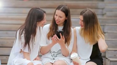 Genç pozitif kızların hayat tarzı selfie portresi. Eğleniyorlar ve selfie çekiyorlar. Yeni trendler ve teknolojiyle arkadaşlık ve eğlence kavramı. En iyi arkadaşlar, modern akıllı telefonla anı kurtarıyor.