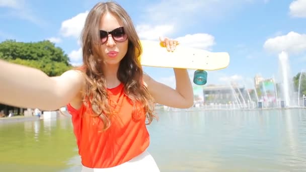 Chica joven haciendo video selfie y divertirse en el parque. Retrato de selfie de estilo de vida de una joven mujer positiva divirtiéndose y tomando selfie. Diversión conceptual con nuevas tendencias y tecnología . — Vídeos de Stock