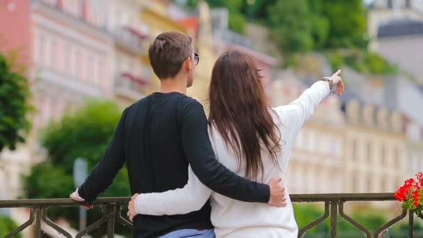 Pár šťastný turistické cestování na dovolenou v Evropě s úsměvem radost. Kavkazská pár. — Stock video