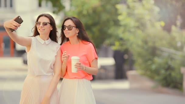 Livsstil selfie porträtt av två unga positiv kvinna att ha roligt och att göra selfie. — Stockvideo
