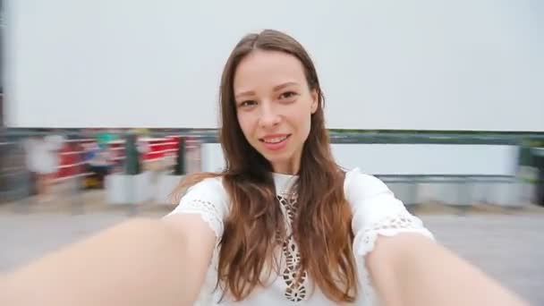 Chica joven haciendo video selfie y divertirse en el parque. Retrato de selfie de estilo de vida de una joven mujer positiva divirtiéndose y tomando selfie. Diversión conceptual con nuevas tendencias y tecnología . — Vídeos de Stock