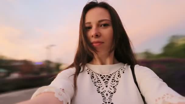 Giovane ragazza fare video selfie e divertirsi nel parco. Stile di vita selfie ritratto di giovane donna positiva divertirsi e scattare selfie. Concetto divertente con nuove tendenze e tecnologie . — Video Stock