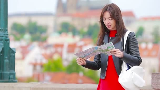 Feliz joven urbana bebiendo café en la ciudad europea. Viaje mujer turista con bebida caliente al aire libre durante las vacaciones en Europa . — Vídeos de Stock