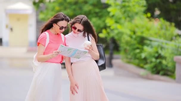 Boldog, fiatal nők a bevásárló szatyrok séta város utca. Eladó, a fogyasztás és a nép fogalma. — Stock videók