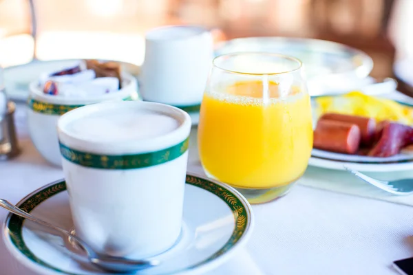 Desayuno saludable, taza de café y jugo fresco en restaraunt resort al aire libre —  Fotos de Stock