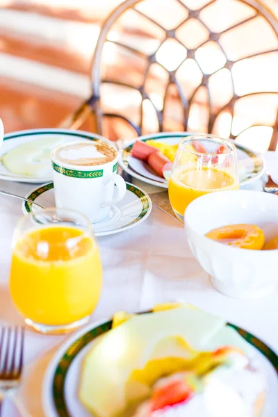 Desayuno saludable con zumo fresco y cruasán dulce en restaraunt resort al aire libre —  Fotos de Stock