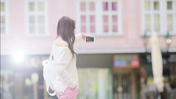 Νεαρή γυναίκα λήψη αυτοπροσωπογραφία σε ευρωπαϊκή πόλη. Καυκάσιος τουριστικά απολαύσετε ευρωπαϊκό καλοκαιρινές διακοπές σε Πράγα — Αρχείο Βίντεο