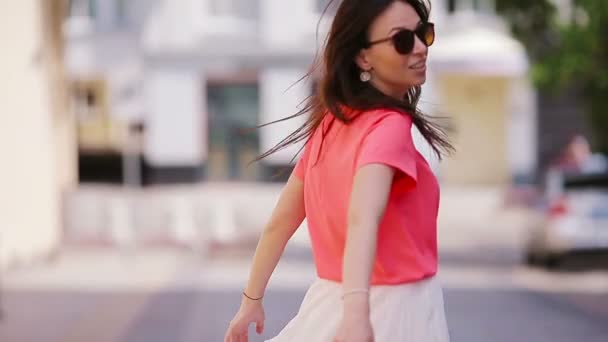 Sígueme concepto. Mujer urbana joven y feliz en la ciudad europea. Turista caucásico caminando por las calles desiertas de Europa . — Vídeos de Stock