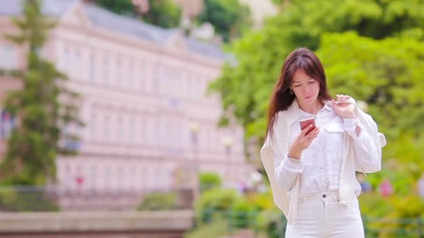 Πορτρέτο της όμορφης γυναίκας χρησιμοποιώντας smartphone σε εξωτερικούς χώρους. — Αρχείο Βίντεο
