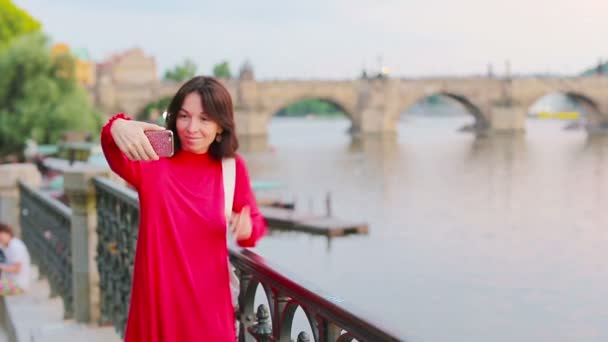 Menina feliz bonita sorrir e fazer selfie. Jovem turista viajando em férias ao ar livre sorrindo feliz . — Vídeo de Stock