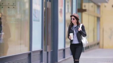 Avrupa 'da kahve içen mutlu genç şehir kadını. Avrupa 'da tatillerde sıcak içeceklerle gezen bir turist kadın..