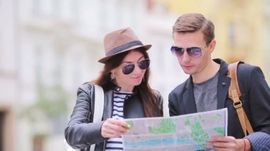 Mutlu turist çift Europe gülümseyen içinde tatil mutlu seyahat. Çift.