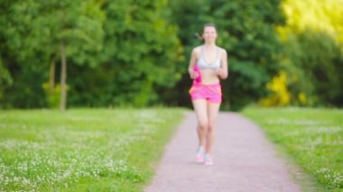 Güzel genç spor kız açık havada çalışan. -Açık havada maratona için çalışan kadın çalıştırmak