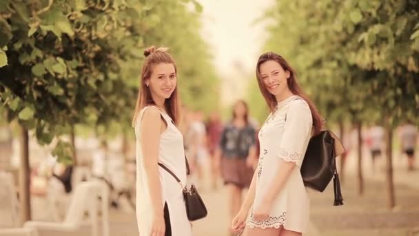 Segue-me o conceito. Jovens mulheres urbanas felizes na cidade europeia. Turistas caucasianos caminhando pelas ruas desertas da Europa . — Vídeo de Stock