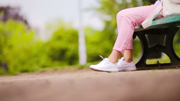 Beautiful girl listening music by smartphone on summer holidays. Close up legs dancing to the beat. — Stock Video