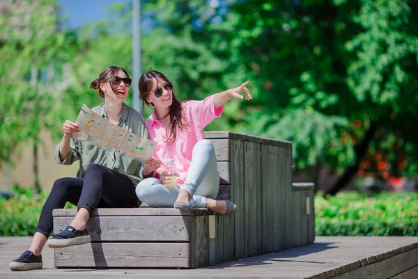 Chicas urbanas jóvenes felices en la ciudad europea. Turistas caucásicos se divierten juntos al aire libre —  Fotos de Stock