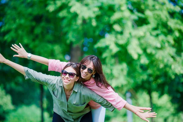 Счастливые молодые городские девушки в европейском городе. Кавказские туристы веселятся на открытом воздухе — стоковое фото