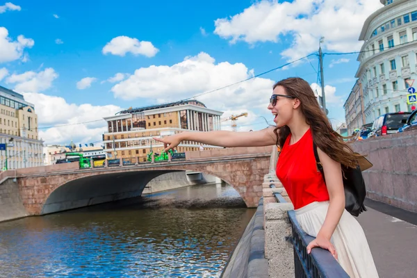 Jeune femme caucasienne sur ses vacances visiter attractions en plein air — Photo