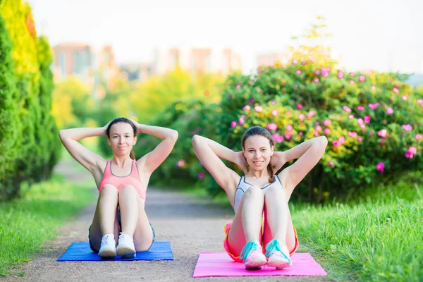 Spor fitness kadın eğitim şınav. Kadın atlet boş parkta dışarıda itme egzersiz. Crossfit egzersiz açık havada Fit kız fitness modeli. Sağlıklı yaşam tarzı kavramı. — Stok fotoğraf