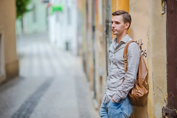 Kavkazská turistické procházce po opuštěných ulicích Evropy. Městský chlapec na dovolené, poznávání Evropské město — Stock fotografie