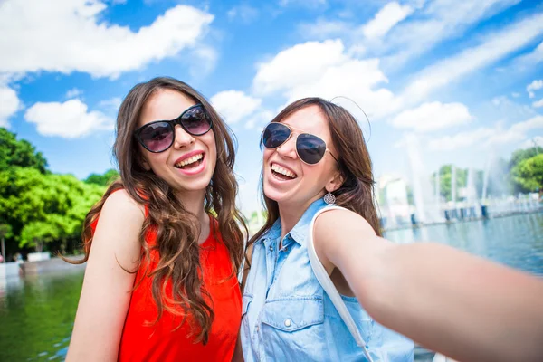 Happy girls making selfie background big fountain. Young tourist friends traveling on holidays outdoors smiling happy. — Stock Photo, Image