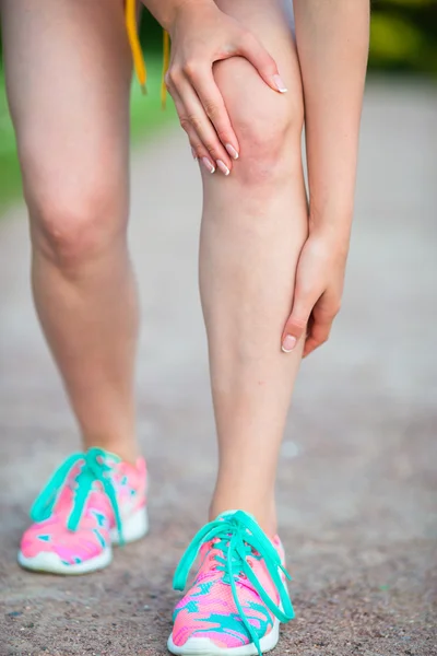 Kadın atlet açık havada egzersiz yaparken bacak ağrısı muzdarip. Runner hasar - zarar diz ağrısı. — Stok fotoğraf