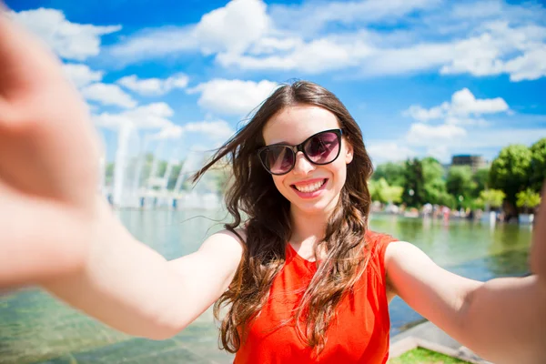 Jeune femme caucasienne faisant selfie fond vieille ville européenne fond grande fontaine — Photo