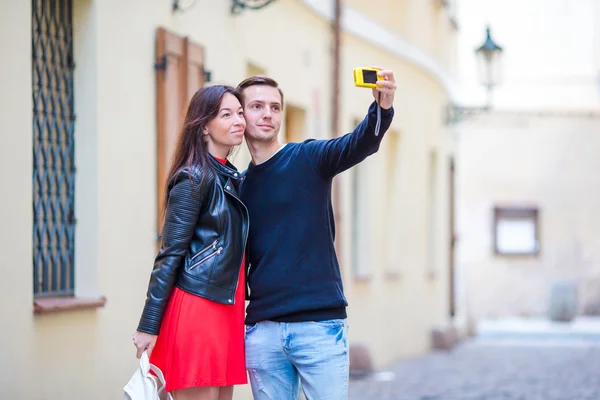 Junger kaukasischer Mann macht Selfie-Hintergrund der europäischen Altstadt per Handy vom Beobachtungsort — Stockfoto