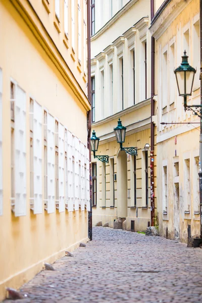 没有人和车在欧洲的旧城。区的布拉格市、 捷克共和国和其历史最悠久的地区之一. — 图库照片