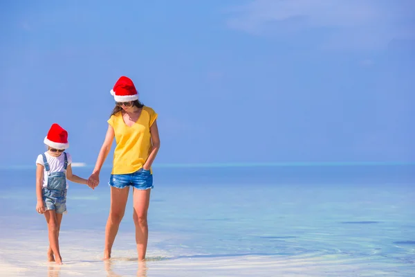 Happy mom and little daughter enjoying summer vacation — Stock Photo, Image