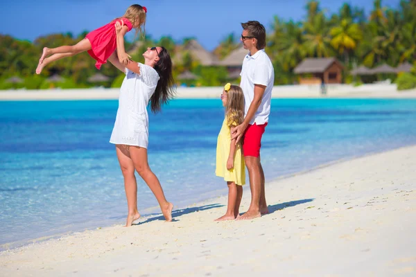 Famiglia felice che gioca insieme sulla spiaggia bianca — Foto Stock