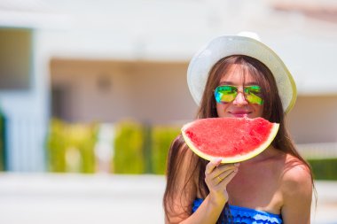 Karpuzlu genç bir kadın yaz tatilinde dışarıda dinleniyor.