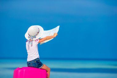 Küçük sevimli kız büyük pembe çanta ve beyaz Beach Adası Haritası