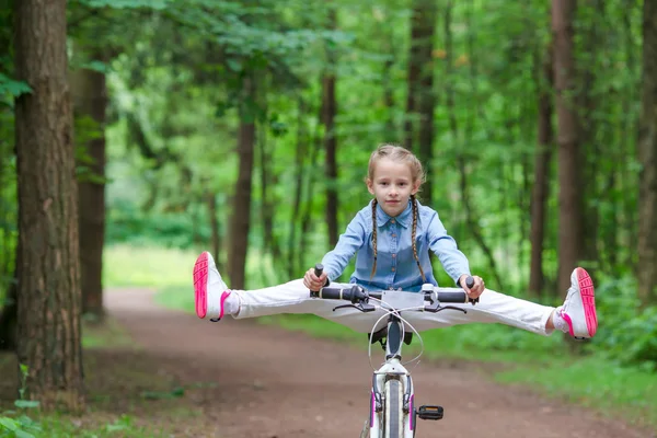 Adorabile ragazza in sella a una bicicletta in bella giornata estiva all'aperto — Foto Stock