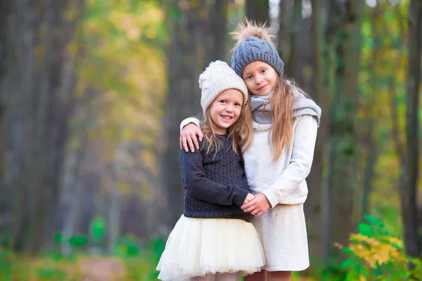 Kleine schattige meisjes buiten op warme zonnige herfstdag — Stockfoto