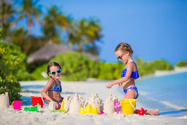 Bambine che giocano con i giocattoli della spiaggia durante le vacanze tropicali — Foto Stock