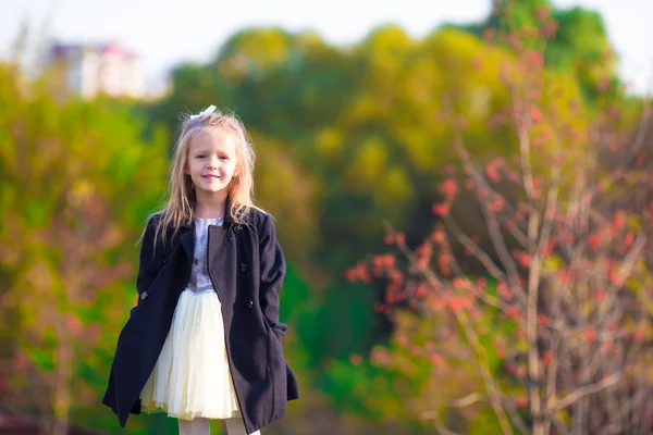 Açık havada güzel sonbahar günü, sevimli küçük kız — Stok fotoğraf