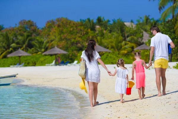Счастливая красивая семья на белом пляже — стоковое фото