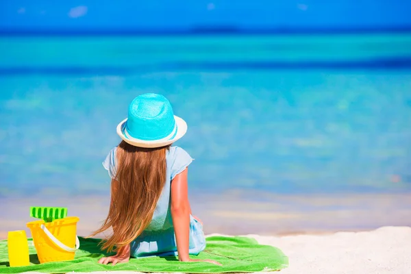 Menina adorável em chapéu na praia durante as férias de verão — Fotografia de Stock