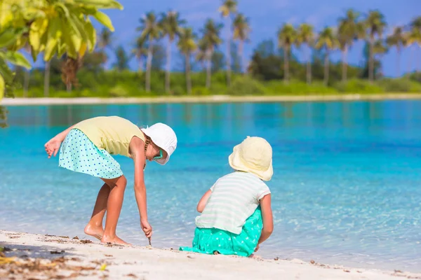 Küçük çok güzel kızlar resim beyaz plaj üzerinde çizim. Şirin çocuklar yaz tatil Maldivler — Stok fotoğraf