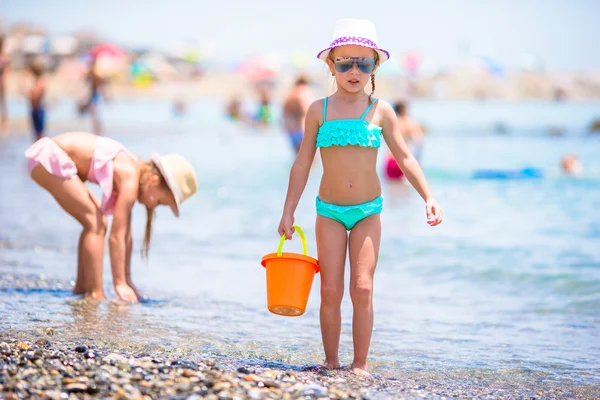 Adorables niñas divirtiéndose durante las vacaciones en la playa — Foto de Stock
