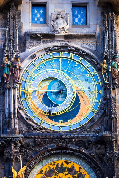 Астрономические часы Orloj крупным планом в Чехии, Европа. Винтажный стиль. Часовая башня. Знаменитые жители Праги — стоковое фото