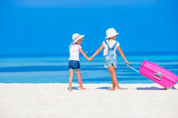 Schattige kleine meisjes die plezier hebben tijdens de strandvakantie — Stockfoto