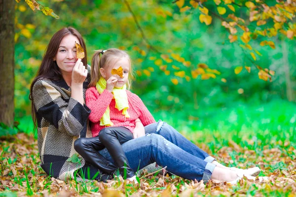 Adorabile bambina con madre nel parco autunnale all'aperto — Foto Stock